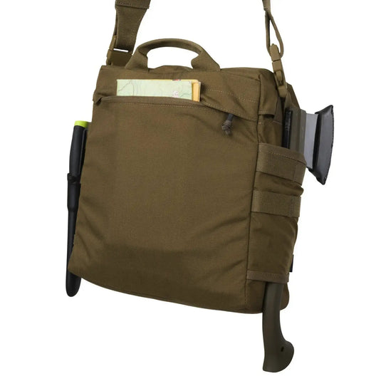 Helikon-Tex® Olivgrüne Cordura Bushcraft Haversack-Tasche mit Stiften und einem Notizbuch in den Taschen, isoliert auf weißem Hintergrund.