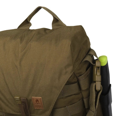 Grüne Helikon-Tex® Bushcraft Haversack Bag – Cordura-Rucksack mit einer Wasserflasche in der Seitentasche.