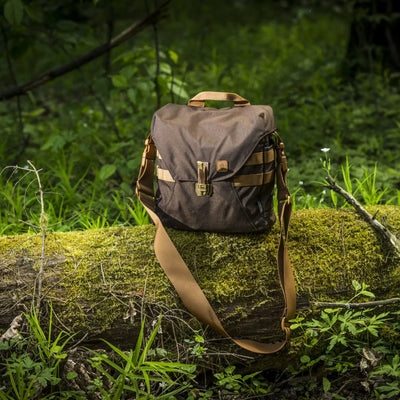 Helikon-Tex® Bushcraft Haversack Bag auf einem moosbedeckten Baumstamm im Wald.