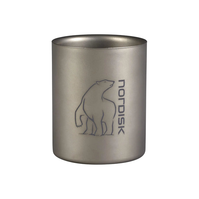 Ein Nordisk® Titanium Becher 450 ml mit dem „Nordisk“-Logo und einer Bärensilhouette.