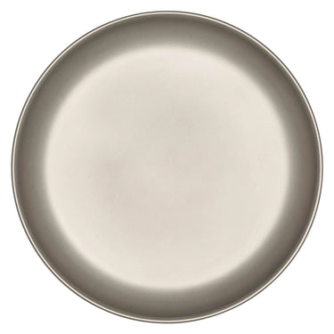 Leerer runder Nordisk® Titan-Teller aus Keramik in beiger Farbe.