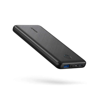 Schwarze tragbare Powerbank ANKER 10.000 mAh (ANKER 313 Power Bank), die vor einem weißen Hintergrund schwebt.