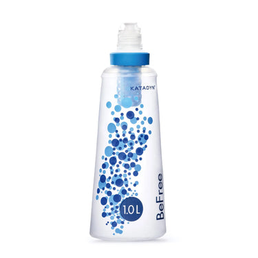 Eine 1-Liter Katadyn® BeFree Wasserfilter Trinkflasche mit einem weißen Körper und blauem Akzentdesign.