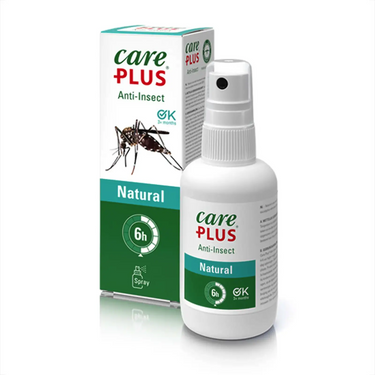 Eine Flasche Care Plus® Anti-Insektenspray 100 ml Natural mit der Verpackung wirbt für 6 Stunden Schutz vor Insektenstichen.