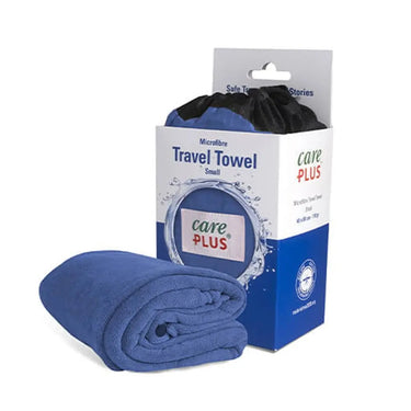 Care Plus® Reisehandtuch aus Mikrofasern SMALL in Verpackung, kleine Größe, blaue Farbe.