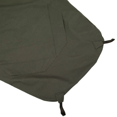 Olivgrüne Schürze mit Taschen und verstellbaren Bändern auf weißem Hintergrund, mit Carinthia® OBSERVER PLUS-Komfort.