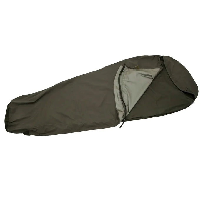 Olivgrüner Carinthia® Expedition Cover Gore Schlafsack geöffnet und auf einem schlichten Hintergrund ausgelegt.