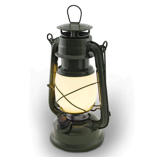 Eine beleuchtete Chilitec LED Camping Laterne grün Vintage im Army-Style auf weißem Hintergrund.