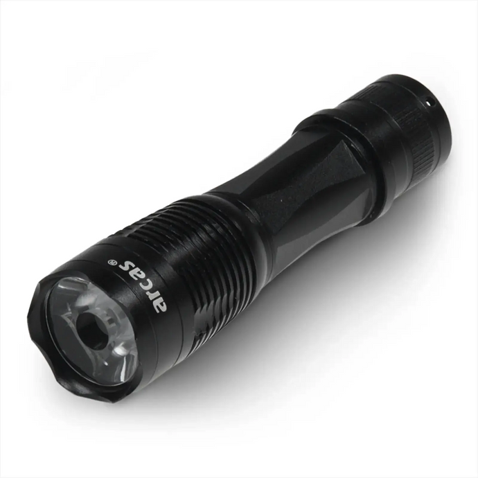 Schwarze Arcas L1W HighPower LED-Taschenlampe auf weißem Hintergrund.