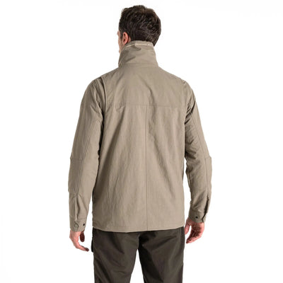 Mann trägt eine beige Craghoppers NosiLife Adventure Jacket IV für Herren, von hinten gesehen, mit NosiLife-Technologie.