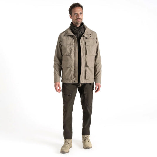 Mann modelliert eine Craghoppers NosiLife Adventure Jacke IV für Herren und eine Hose auf weißem Hintergrund.