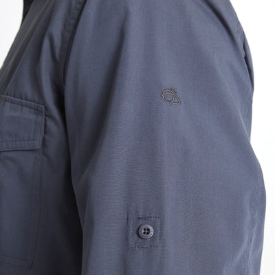 Nahaufnahme eines grauen Craghoppers Kiwi-Langarmshirt für Herren am Ärmel mit einer Logo-Stickerei und einem Knopf am Bündchen.