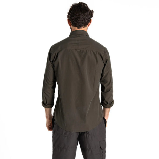 Mann in einem lässigen olivgrünen Craghoppers Kiwi-Langarmshirt für Herren und einer schwarzen Hose, von hinten gesehen.