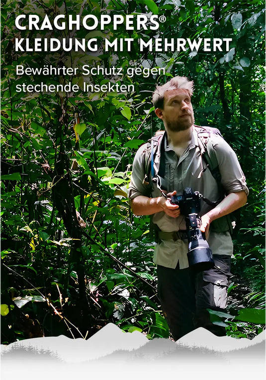 Mann mit Kamera beim Wandern in einem üppigen Wald, mit Text, der Kleidung vorschlägt, die Schutz vor beißenden Insekten bietet.