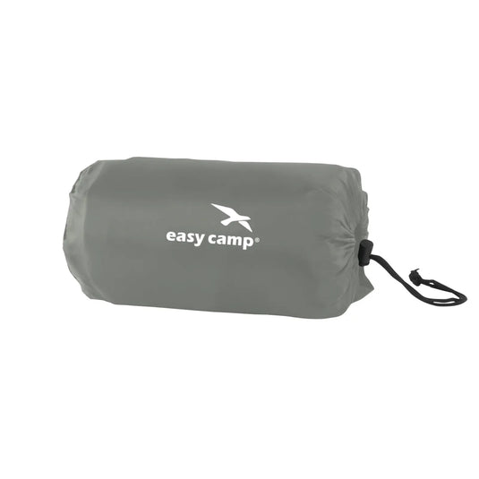 Grauer Schlafsack, zusammengerollt und in einem Packsack mit dem Easy Camp® Siesta - Selbstaufblasende Isomatte-Logo „easy camp“ verstaut.