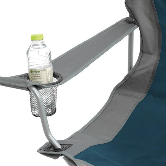 Eine Wasserflasche im Netzbecherhalter eines klappbaren Easy Camp®-Campingstuhls.
