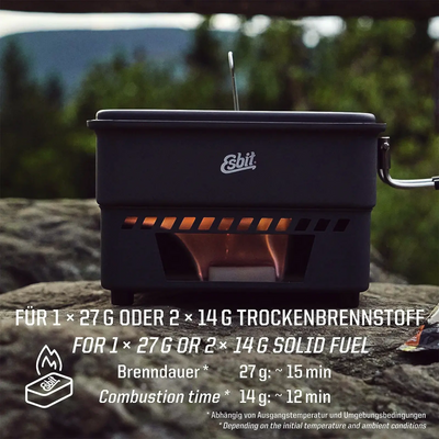 Esbit® Trockenbrennstoff-Kochset 1100 ml tragbarer Campingkocher mit Festbrennstofftabletten, platziert auf einem Felsen mit der Natur im Hintergrund.