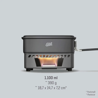 Kompaktes, tragbares Esbit® Trockenbrennstoff-Kochset 1100 ml mit sichtbarer Flamme, konzipiert für Outdoor-Abenteuer und angeschlossen an eine Stromquelle, vor neutralem Hintergrund.
