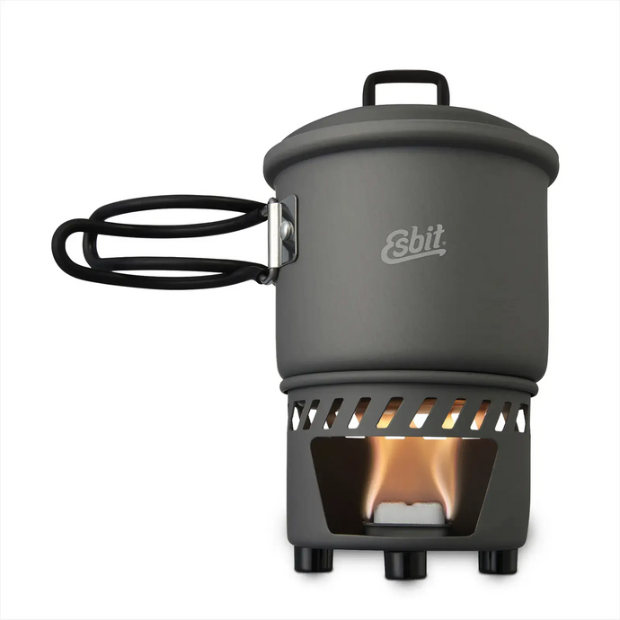 Esbit® Trockenbrennstoff-Kochset 585ml mit einem Topf obenauf, betrieben mit einer festen Brennstofftablette für ein optimiertes Outdoor-Erlebnis.