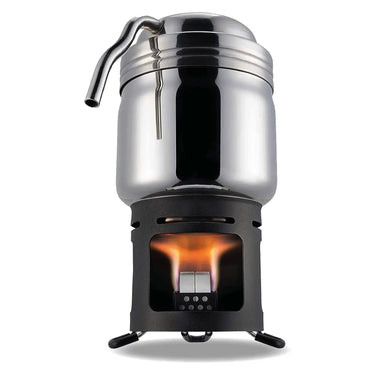 Campingkocher aus Edelstahl mit integriertem Wasserkocher, sichtbaren Flammen und einer Esbit® Reise-Kaffeemaschine.