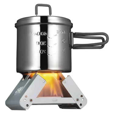 Edelstahltopf auf einem Esbit® Taschenkocher mit Windschutz Campingkocher mit sichtbarer Flamme, betrieben mit Esbit Trockenbrennstoff-Tabletten.