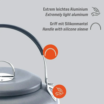 Eine Nahaufnahme des Griffs eines Esbit® Wasserkessel Aluminium 600 ml, der zeigt, dass er aus extrem leichtem Aluminium mit einer Silikonhülle besteht.