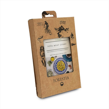 Vorverpackte Mahlzeit „Forestia Curry mit Sojageschnetzeltem“ in einem braunen Karton mit Abbildungen und Produktinformationen.