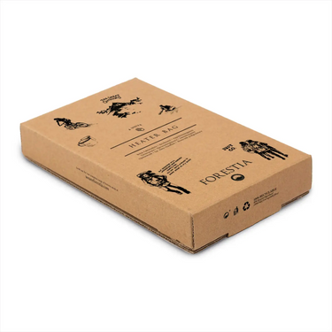 Eine Pappschachtel mit schwarz aufgedrucktem Text und Illustrationen auf der Oberfläche, die einen Forestia Heizbeutel 4 Teile für Mahlzeiten im Freien enthalten soll.
