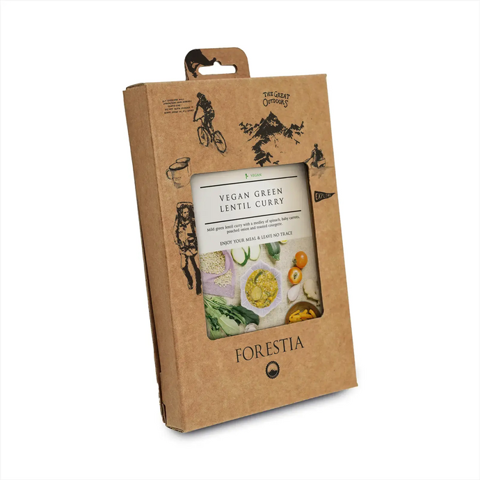 Satz mit ersetztem Produkt:
Forestia Veganes Curry mit grünen Linsen von Forestia mit Sichtfenster mit den Zutaten, präsentiert in einem stehenden braunen Pappbeutel.