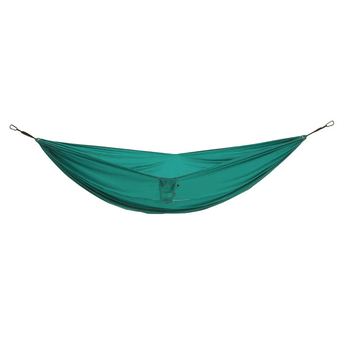 Green Grand Canyon® Bass Hammock Double vor einem weißen Hintergrund aufgehängt.