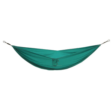 Green Grand Canyon® Bass Hammock Double vor einem weißen Hintergrund aufgehängt.