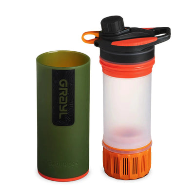 Grayl® Geopress Wasserfilter 710 ml Flasche mit grüner Außenhülle und orangefarbenen Details, entworfen, um sicheres Trinkwasser durch die Entfernung von Krankheitserregern zu bieten.