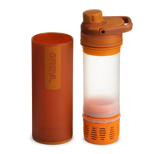 Grayl® Ultrapress Wasserfilter 500 ml tragbare orangefarbene Flasche für effektive Wasserreinigung mit sichtbarem Filter im Inneren neben dem Deckel.