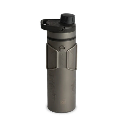 Graue isolierte Grayl® UltraPress Titanium-Wasserflasche mit Klappdeckel und Tragegriff.