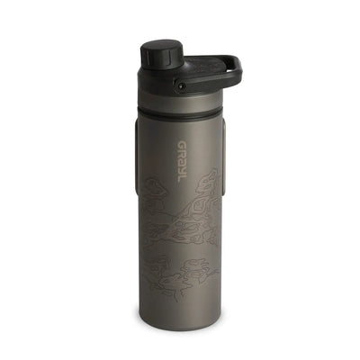 Eine isolierte Grayl® UltraPress Titanium-Wasserflasche mit Klappdeckel, Fischdesign und integriertem Filtersystem.