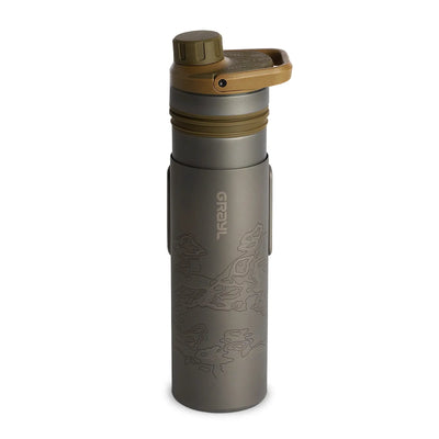 Isolierte Grayl® UltraPress Titanium-Wasserflasche mit Klappdeckel, Filtersystem und geätztem Design auf weißem Hintergrund.