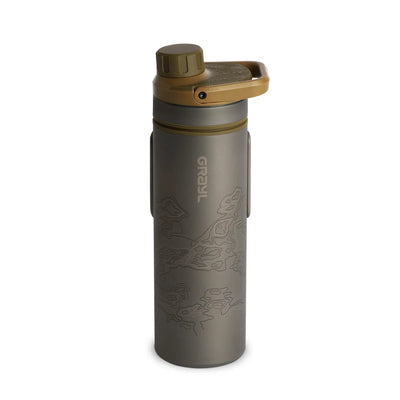 Graue Grayl® UltraPress Titan-Wasserflasche mit Klappdeckel, geätzten Tiermotiven und integriertem Wasserfilter-Filtersystem.