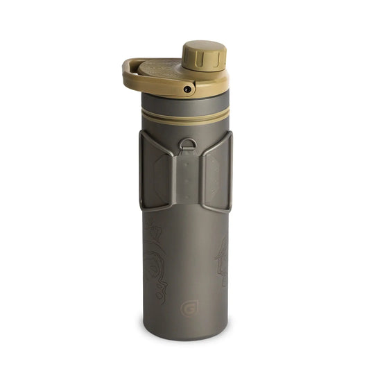 Eine isolierte Grayl® UltraPress Titanium-Wasserflasche mit Klappdeckel und Trageschlaufe.