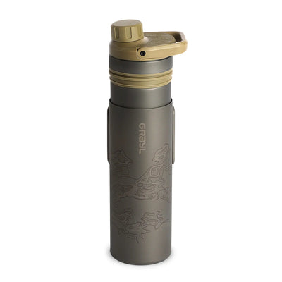 Graue Grayl® UltraPress Titanium-Wasserflasche mit Klappdeckel, Tiermotiven und Filtersystem.