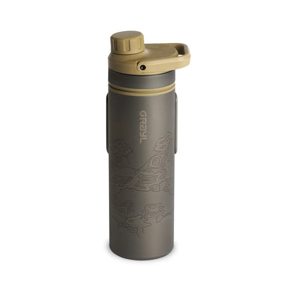 Eine isolierte Grayl® UltraPress Titanium-Wasserflasche mit Klappdeckel und geätzten Tiermustern.