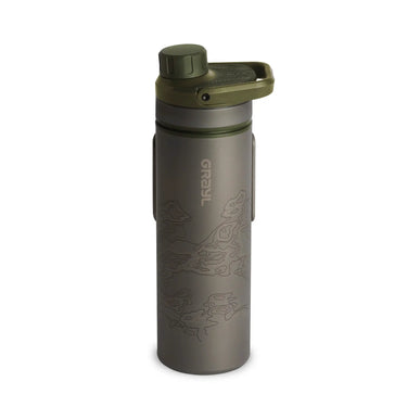 Eine isolierte Grayl® UltraPress Titanium-Wasserflasche mit Klappdeckel und geätztem Fischdesign auf weißem Hintergrund mit Titanfiltration.