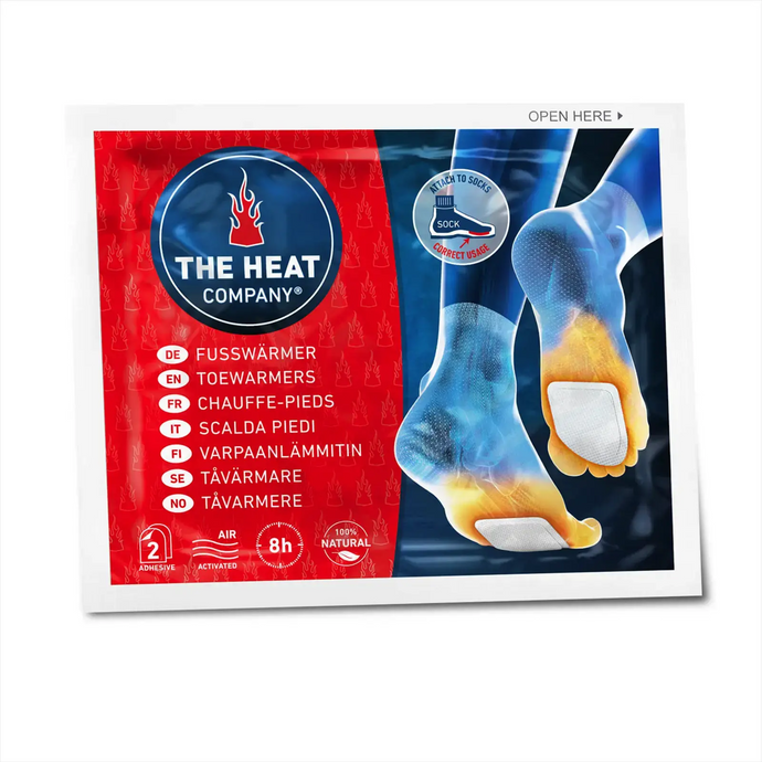 Beschreibung: Verpackung des THE HEAT COMPANY® Fußwärmer mit einer visuellen Anleitung zum Anbringen des selbstaktivierenden Produkts an der Unterseite eines Fußes.