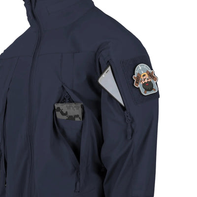 Eine marineblaue Helikon-Tex® Blizzard Jacket® mit einer Schultertasche, in der sich ein Smartphone befindet, und einem Aufnäher mit der Illustration einer Figur.