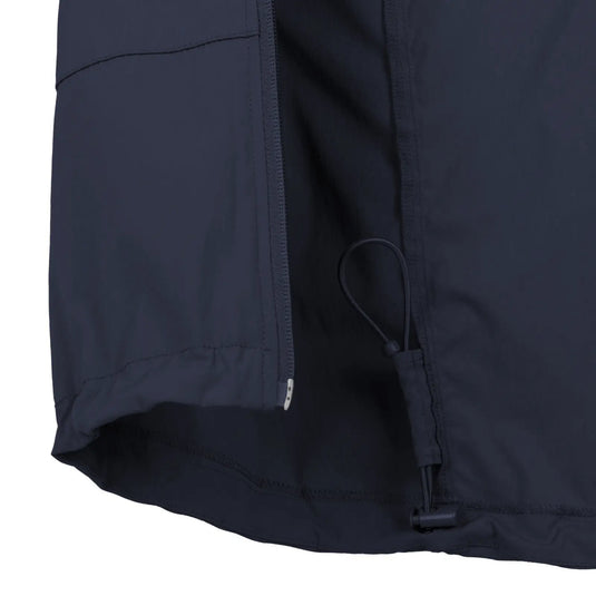 Nahaufnahme eines Details einer Helikon-Tex® Blizzard Jacke® mit Reißverschluss und verstellbarem Kordelzug, in Marineblau mit StormStretch®-Technologie von Helikon-Tex®.