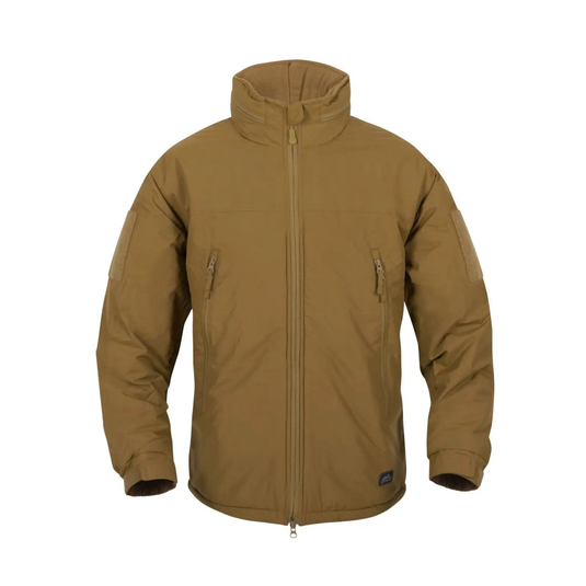 Braune Helikon-Tex® LEVEL 7 Leichte Winterjacke mit hohem Kragen und Reißverschlusstaschen auf weißem Hintergrund.