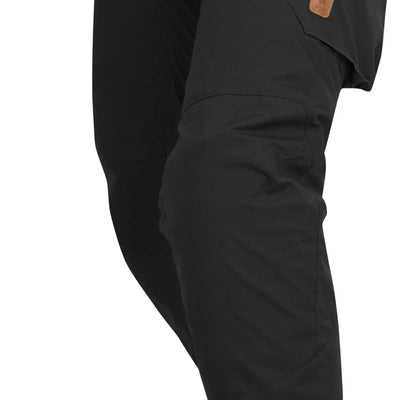 Nahaufnahme einer schwarzen Helikon-Tex® Pilgrim Hose-Hose mit Seitentaschendetail.