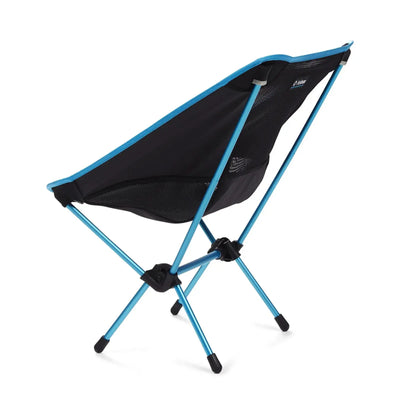 Helinox Chair One: Tragbarer Klappstuhl mit schwarzem Netz und blauem Gestell, bekannt für seine Leichtigkeit und Komfort.