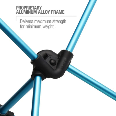 Nahaufnahme einer blauen Rahmenverbindung aus Aluminiumlegierung mit einem Etikett, das das proprietäre Design für maximale Festigkeit, minimales Gewicht und den außergewöhnlichen Helinox Chair One hervorhebt.