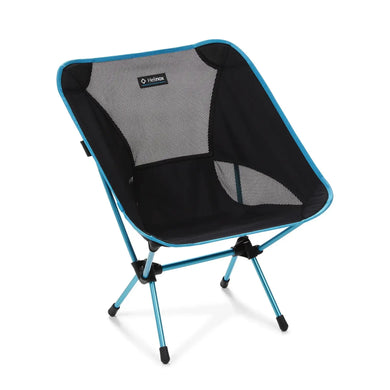 Der tragbare, zusammenklappbare Camping-Stuhl Helinox One in Schwarz mit blauen Akzenten auf weißem Hintergrund bietet Komfort und Leichtigkeit von Helinox.