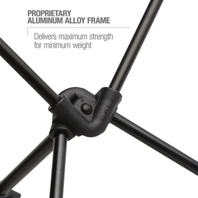 Nahaufnahme eines schwarzen Helinox-Stuhls. Ein proprietärer Rahmen aus Aluminiumlegierung mit einem Etikett, das seine Stärke, seine leichte Qualität und seinen Komfort hervorhebt.